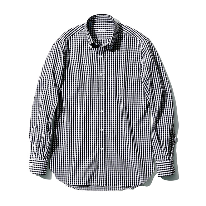 カジュアルなギンガムチェックのボタンダウンシャツも、モノトーンの配色でシックな雰囲気に。スリムフィットの現代的なシルエットで、ノータイでもタイドアップでもサマになる一着です。